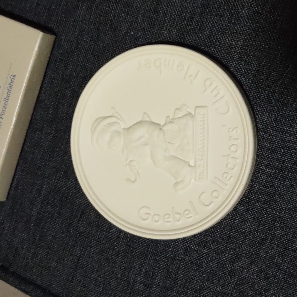 Vintage 1976 Goebel Collector's Club Member Bisque Medallion Like New
